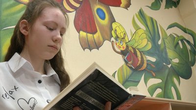 Тропіки і комахи: на Черкащині художник розмалював стіни шкільної бібліотеки Тропіки і комахи: на Черкащині художник розмалював стіни шкільної бібліотеки