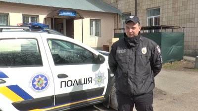 Поліцейські офіцери працюють на службовому авто у станції, яку облаштовує громада Поліцейські офіцери працюють на службовому авто у станції, яку облаштовує громада