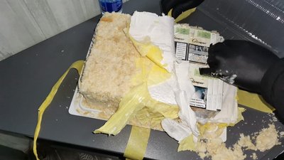Буковинець намагався перевезти контрабанду цигарок у торті