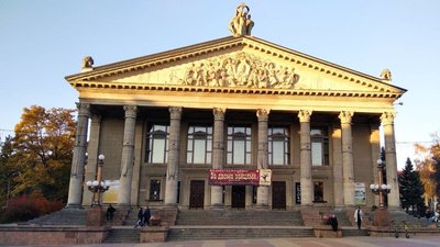 У Тернопільському драматичному театрі відбулася прем’єра вистави "За двома зайцями"