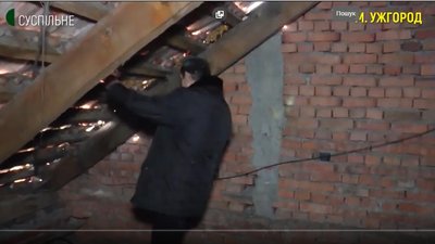Мешканці будинку на вулиці Добрянського просять поремонтувати дах їхнього будинку