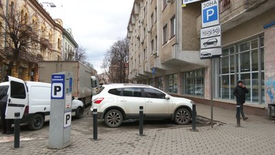 У чому проблема приватних парковок у Франківську та коли і де планують облаштувати комунальні У чому проблема приватних парковок у Франківську та коли і де планують облаштувати комунальні