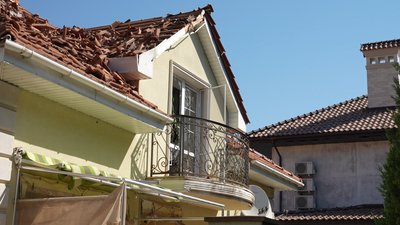 Пошкоджений дах будинку внаслідок атаки РФ на Одеський район в ніч на 31 серпня 2025 року