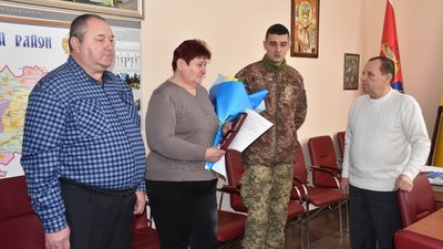 На Хмельниччині матері загиблого воїна Олега Петречка передали президентську відзнаку На Хмельниччині матері загиблого воїна Олега Петречка передали президентську відзнаку