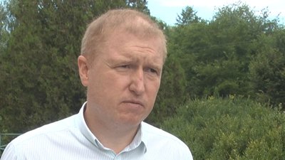Депутат Віталій Шевчук: "Грошей на утримання лікарень в районному бюджеті не має. Але закривати заклади не хочеться". Фото: Суспільне. Депутат Віталій Шевчук: "Грошей на утримання лікарень в районному бюджеті не має. Але закривати заклади не хочеться". Фото: Суспільне.