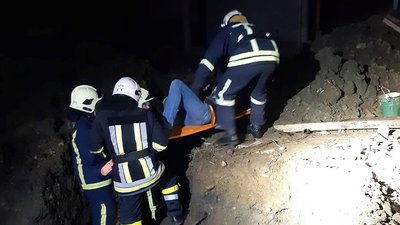 Івано-франківські рятувальники витягнули з 3-метрового котловану чоловіка Івано-франківські рятувальники витягнули з 3-метрового котловану чоловіка