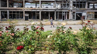 Обстріли Херсона, чоловік йде вулицею