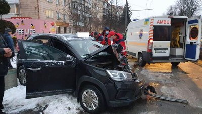У Рівному зіштовхнулися маршрутка і таксі. Водій легковика – у лікарні У Рівному зіштовхнулися маршрутка і таксі. Водій легковика – у лікарні