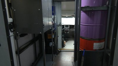 Переобладнаний автомобіль під лазню для військових, жовтень 2023. Фото: Суспільне Хмельницький Переобладнаний автомобіль під лазню для військових, жовтень 2023. Фото: Суспільне Хмельницький