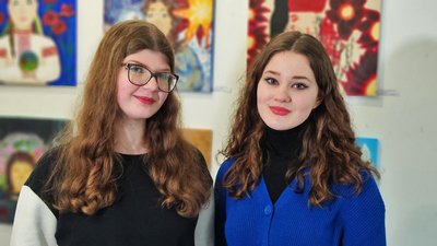 У Луцьку на виставці "Теплі долоні" презентували картини діти, які постраждали від війни У Луцьку на виставці "Теплі долоні" презентували картини діти, які постраждали від війни