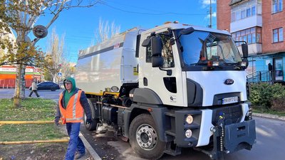 В Олександрії на Кіровоградщині опале листя збирає машина-пилосос В Олександрії на Кіровоградщині опале листя збирає машина-пилосос