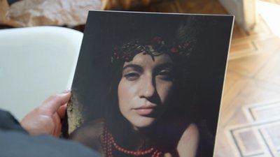 "Павутіння війни". Херсонка знімала фото на телефон та відкрила виставку у Львові "Павутіння війни". Херсонка знімала фото на телефон та відкрила виставку у Львові