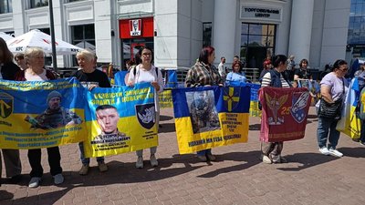 Люди зібралися у середмісті на акцію в підтримку полонених та зниклих безвісти