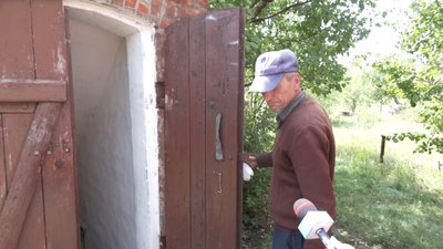 Консервують городину та пиляють дрова. Як готуються до зими жителі села на Запоріжжі, що під постійними обстрілами Консервують городину та пиляють дрова. Як готуються до зими жителі села на Запоріжжі, що під постійними обстрілами