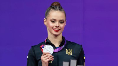 Таїсія Онофрійчук під час нагородження "сріблом" за багатоборство Кубка виклику-2026