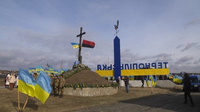 Підсвічник у вигляді тризуба, виготовлений з металу та наповнений бджолиним воском, визнали найбільшим в Україні. Підсвічник у вигляді тризуба, виготовлений з металу та наповнений бджолиним воском, визнали найбільшим в Україні.