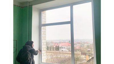 Встановлював зруйновані обстрілами вікна і заволодів майже 800 тисячами гривень – на Житомирщині підозрюють підрядника Встановлював зруйновані обстрілами вікна і заволодів майже 800 тисячами гривень – на Житомирщині підозрюють підрядника