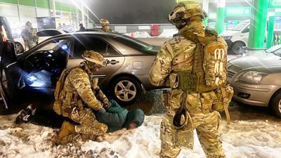 Кинув пляшку з запальною сумішшю у вікно: у Києві затримали чоловіка, який намагався спалити квартиру у Чернігові