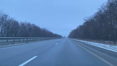 На дороги вийшла додаткова техніка. На Житомирщині долають наслідки снігопаду
