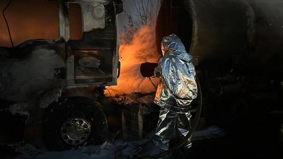 Рятувальник гасить пожежу вантажівки "MAN" на Миколаївщині