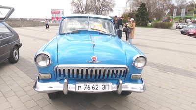 У Дніпрі влаштували автопробіг на ретро машинах У Дніпрі влаштували автопробіг на ретро машинах