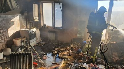 Запалила свічку та пішла з оселі: у Мукачеві горіла квартира у багатоповерхівці Запалила свічку та пішла з оселі: у Мукачеві горіла квартира у багатоповерхівці