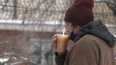 Долучаються небайдужі: благодійні обіди просто неба у Рівному отримали підтримку