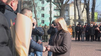 В Івано-Франківську пролунав дзвін пам'яті у пам'ять про загиблих військових В Івано-Франківську пролунав дзвін пам'яті у пам'ять про загиблих військових