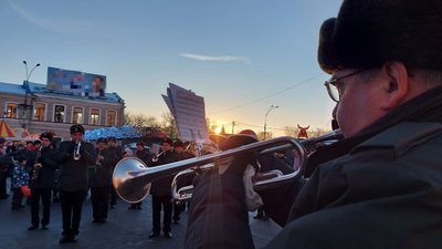 Військовий оркестр зіграв новорічне попурі у центрі Харкова Військовий оркестр зіграв новорічне попурі у центрі Харкова