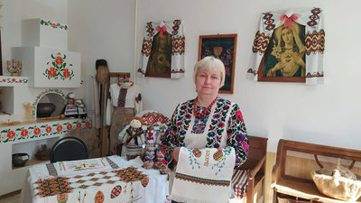 Майстриня з Тернополя впродовж 30 років вишиває великодні рушнички