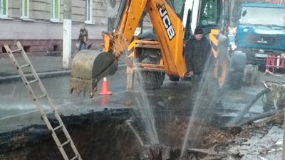 В Івано-Франківську прорвало трубу водопостачання В Івано-Франківську прорвало трубу водопостачання