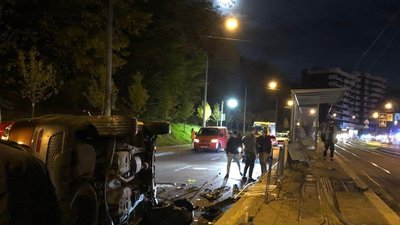 У Львові авто в'їхало в парапет та перекинулося У Львові авто в'їхало в парапет та перекинулося