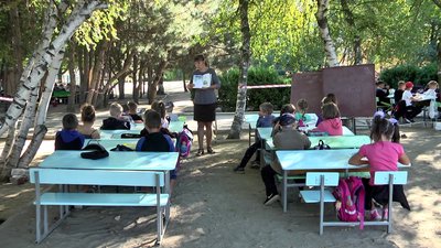 В учнів Раденської загальноосвітньої школи, що на Херсонщині, уроки проходять просто неба