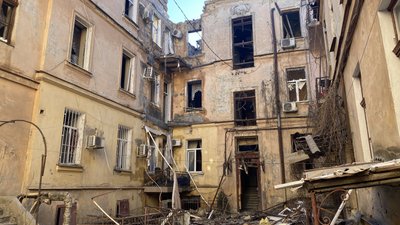 Пошкоджений триповерховий будинок внаслідок атаки РФ в Одесі 27 квітня 2026 року