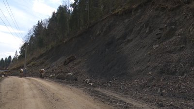 На Верховинщині з гори на сільські подвір’я падають кам’яні брили На Верховинщині з гори на сільські подвір’я падають кам’яні брили