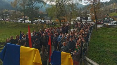 У селі Верхній Ясенів на відкриття Алеї слави прийшли жителі громади У селі Верхній Ясенів на відкриття Алеї слави прийшли жителі громади