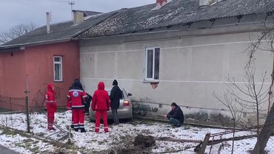 На Прикарпатті автомобіль в'їхав у будинок. Водій був у нетверезому стані і, ймовірно, мав наркотики