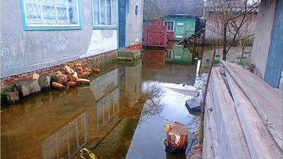 Вода підтоплює житлові будинки: за добу рятувальники Житомирщини дев’ять разів відкачували воду Вода підтоплює житлові будинки: за добу рятувальники Житомирщини дев’ять разів відкачували воду