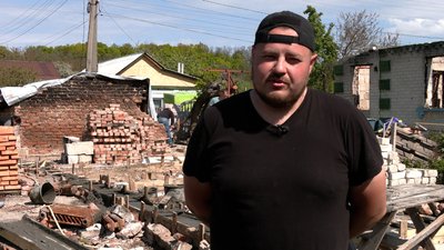 Переселенець Олександр Чорний на місці зруйнованого будинку Переселенець Олександр Чорний на місці зруйнованого будинку