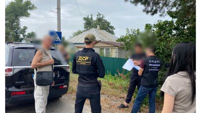 Хотіли хабаря за для розміщення переселенців — правоохоронці викрили 2 посадовців держпідприємства