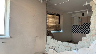 На Тернопільщині мешканці зруйнованих ракетами будинків збирають гроші на ремонти На Тернопільщині мешканці зруйнованих ракетами будинків збирають гроші на ремонти