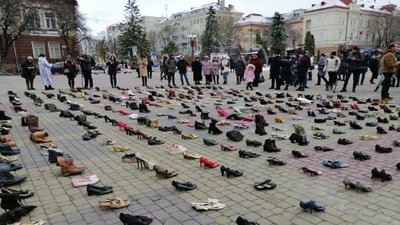 Інсталяцію із 600 пар жіночого взуття створили на Театральному майдані Тернополя