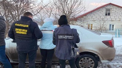 На Хмельниччині затримали двох жінок, які за версією поліції продавали наркотики