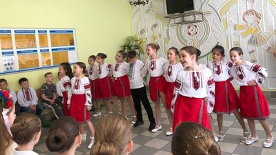 Діти двох шкіл разом співали й танцювали Діти двох шкіл разом співали й танцювали