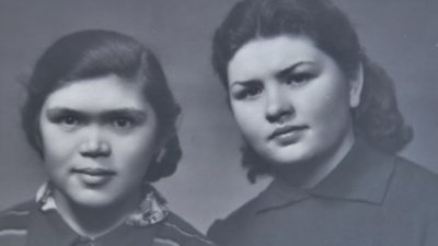 Раїса Мозолевська з сестрою. Їм вдалося врятуватись від голоду Раїса Мозолевська з сестрою. Їм вдалося врятуватись від голоду