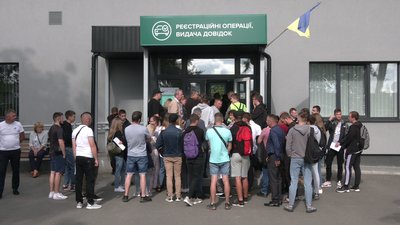 Приїхав — черга: рівнянин три тижні не міг взяти талон у сервісному центрі на іспит для підвищення водійської категорії Приїхав — черга: рівнянин три тижні не міг взяти талон у сервісному центрі на іспит для підвищення водійської категорії
