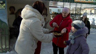 У громаді під Луцьком зліпили величезного сніговика-кухаря У громаді під Луцьком зліпили величезного сніговика-кухаря
