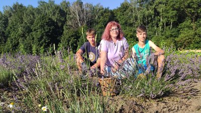 Квітникарка зі своїми синами Квітникарка зі своїми синами