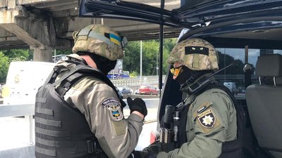 У Києві чоловік з газовим балоном погрожує підірвати міст метро