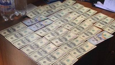 На кордоні затримали жителя Житомирщини, який пропонував три тисячі доларів за виїзд до Польщі На кордоні затримали жителя Житомирщини, який пропонував три тисячі доларів за виїзд до Польщі